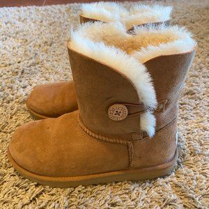 Girls Bailey Button Ugg Boots in Chestnut